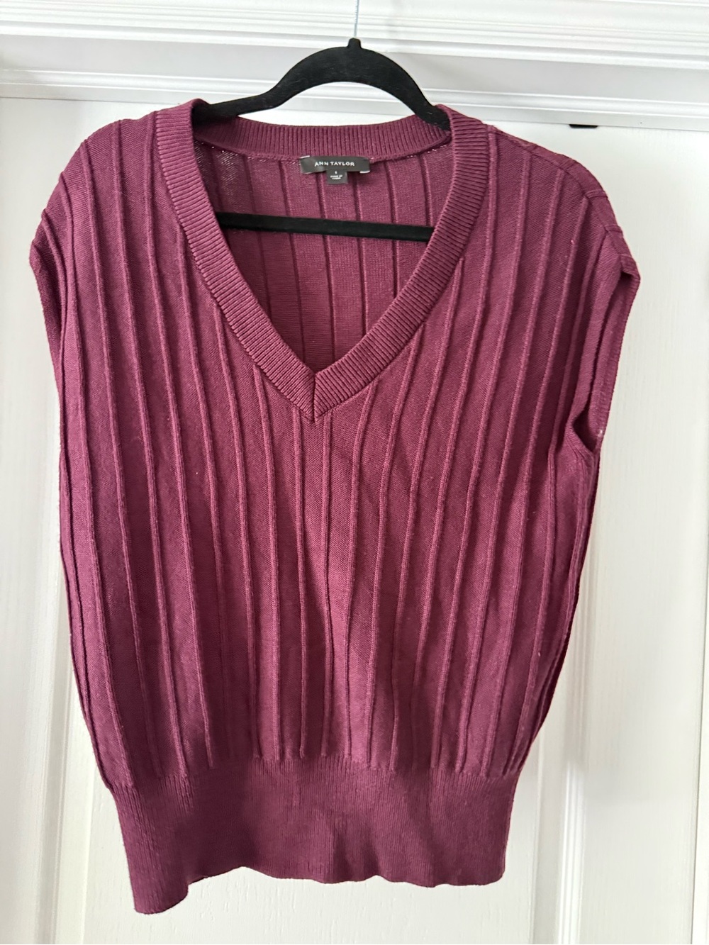 Ann Taylor V-Neck Ribbed Sweater Vest in Berry Plum